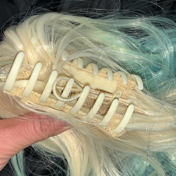 Hair extensions Bleach blonde blue claw clip on ponytail wig - Picture 5 of 8